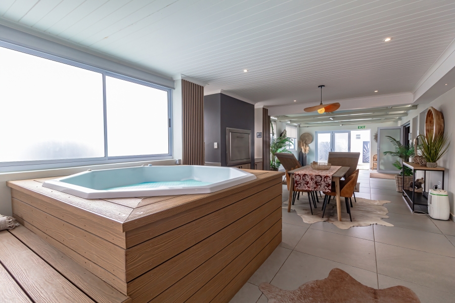 4 Bedroom Property for Sale in Pearl Bay Western Cape